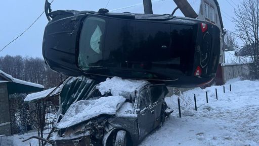 В Харьковской области произошло необычное ДТП: автомобили стали в пирамиду