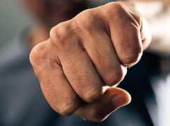 В Харькове мужчина на АЗС сломал нос полицейскому - приговор