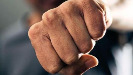 В Харькове мужчина на АЗС сломал нос полицейскому - приговор