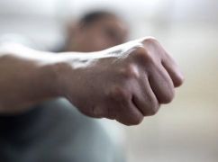 У Харківській області медики екстренки врятували жінку від нападника