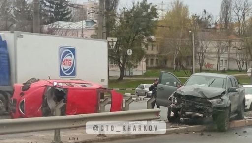 В Харькове на проспекте Ландау произошло ДТП с пострадавшими: Кадры с места происшествия