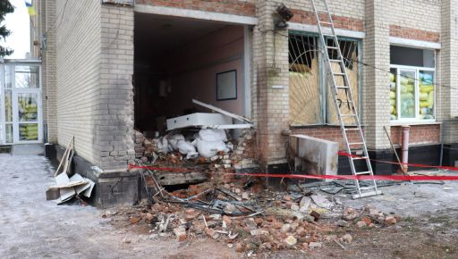 В Казачьей Лопане россияне повредили вокзал и гуманитарный штаб