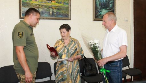 На Валківщині матері загиблого військового вручили державну нагороду