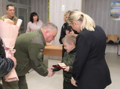 В Лозовой семьям погибших воинов вручили государственные награды
