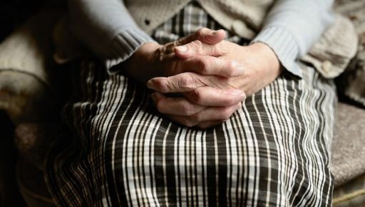 На Харьковщине пенсионерка трижды пыталась дать взятку полиции, чтобы отмазать сына: ее также судили