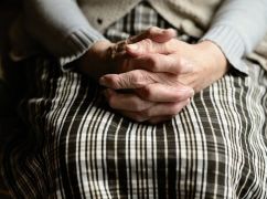 На Харьковщине сын годами издевался над матерью: полиция объявила подозрение