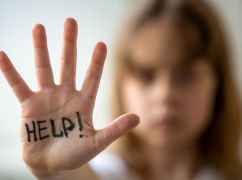 В Харьковской области мужчина заманил 12-летнюю соседку в квартиру: его взяли под стражу
