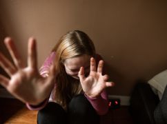 У Харківській області чоловік майже 2 роки знущався зі співмешканки: втрутилася поліція