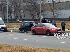 В Харькове не поделили дорогу две легковушки: Соцсети опубликовали кадры аварии