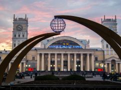 Укрзалізниця шукає партнера для прикрашання ялинки на вокзалі в Харкові