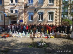 Харківські медики екстренки власноруч спекли паски для військових