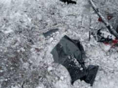 У Харківській області ворожий дрон поцілив у цивільне авто: світлини з місця влучання