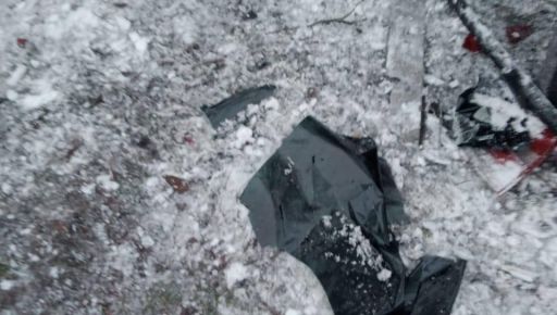 В Харьковской области вражеский дрон попал в гражданское авто: фотографии с места попадания