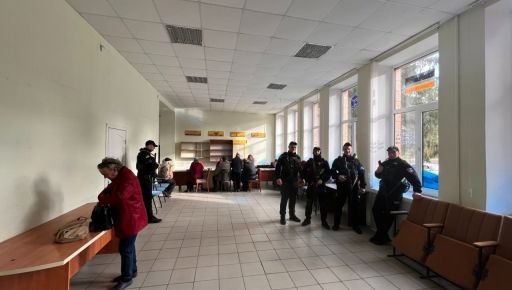 Под конвоем полиции и в очереди: В деоккупированной Боровой получили первые пенсии