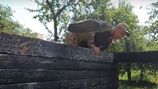 Харьковские офицеры НГУ показали, как преодолевают полосу препятствий
