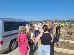 На Харківщині розпочали облаштування військового поховання: Не всі родичі загиблих згодні