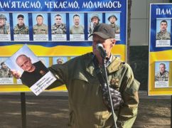 На Харківщині військовий, що повернувся з полону зняв своє фото з меморіальної алеї