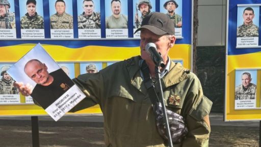 На Харківщині військовий, що повернувся з полону зняв своє фото з меморіальної алеї
