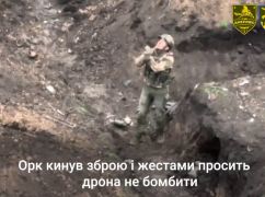 Харьковские бойцы показали, как россиянин сдался в плен дрону