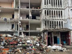 Российская бомба упала на пятиэтажку в Изюме: под завалами ищут людей