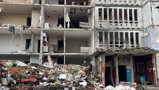 Російська бомба впала на п&rsquo;ятиповерхівку в Ізюмі: під завалами шукають людей
