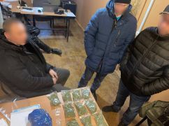 На кордоні Харківщини на блокпосту виявили автівку, нашпиговану наркотиками