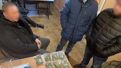 На кордоні Харківщини на блокпосту виявили автівку, нашпиговану наркотиками