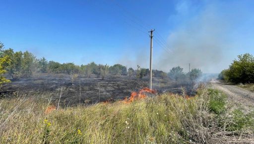 У Харківській області польова пожежа може перекинутися на будинки