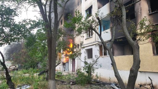 В Купянске из горящего дома спасли пожилую женщину: фотографии с места