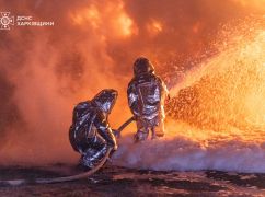 У Чугуєві після масованої атаки дронів майже сотня пожежників гасять масштабне загоряння