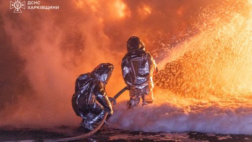 В Чугуеве после массированной атаки дронов почти сотня пожарных тушат масштабное возгорание