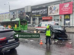 В Харькове Toyota Prado протаранил троллейбус и автобус: более десяти пострадавших