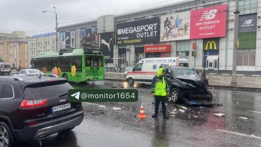 У Харкові Toyota Prado протаранив тролейбус і автобус: понад десять постраждалих
