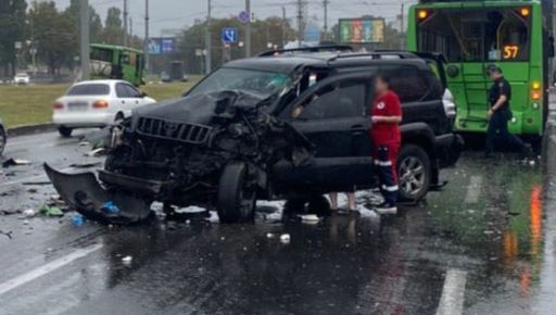У Харкові водій Prado, який протаранив тролейбус, влаштував сутичку в лікарні
