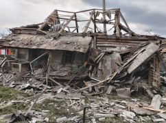 На Харківщині окупанти з авіації обстріляли село: загинула людина