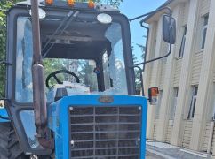 В Золочеве россияне атаковали поселковый совет: повреждена техника