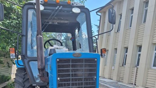 У Золочеві росіяни атакували селищну раду: пошкоджено техніку