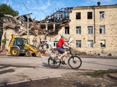 Спасатели показали, как разбирают завалы разрушенного училища на Салтовке: Кадры с высоты