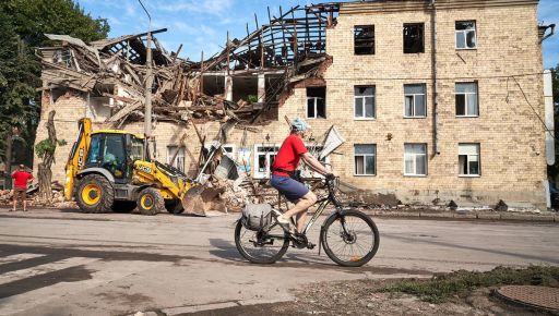 Рятувальники показали, як розбирають завали зруйнованого училища на Салтівці: Кадри з висоти