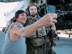 До України прибули режисер кліпів Nirvana та Metallica, а аткож актор Шон Пенн: Що відомо