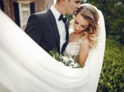 Весільна фотосесія біля "швидкої": у Харкові одружилися медики з "екстренки"