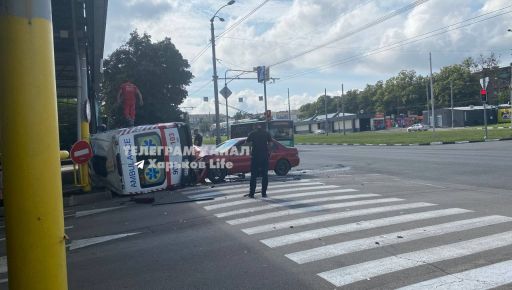 В Харькове автомобиль скорой попал в ДТП: кадры с места