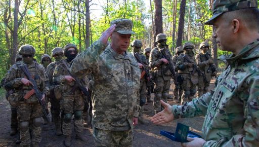 Сирський нагородив харків'янина "Срібним хрестом" за стійкість на фронті