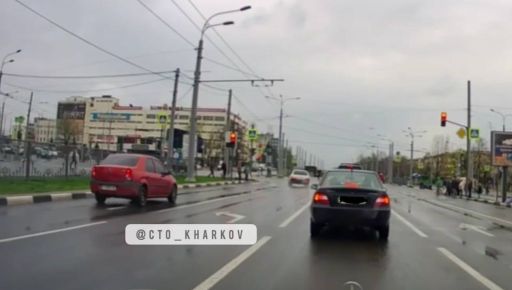 В Харькове разыскали "героя соцсетей", пролетевшего на красный свет