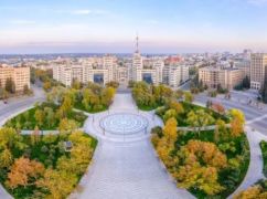 На майдані Свободи в Харкові чоловік удень заліз в авто та викрав гроші: вирок