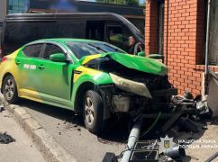 У Харкові внаслідок ДТП травмувалися п&rsquo;ятеро людей: кадри з місця