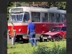 В Харькове "Таврия" подрезала трамвай: Образовалась пробка