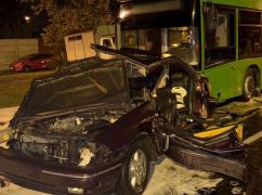 В Харькове произошло ДТП с троллейбусом: три человека пострадали