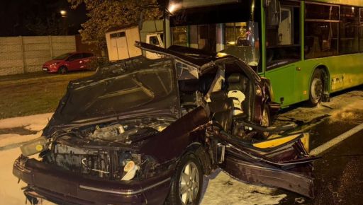 У Харкові сталася ДТП з тролейбусом: троє людей постраждали