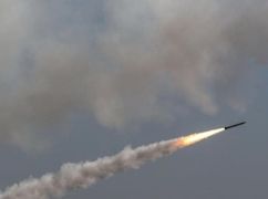 Внаслідок ракетного удару по передмістю Харкова поранено двох людей